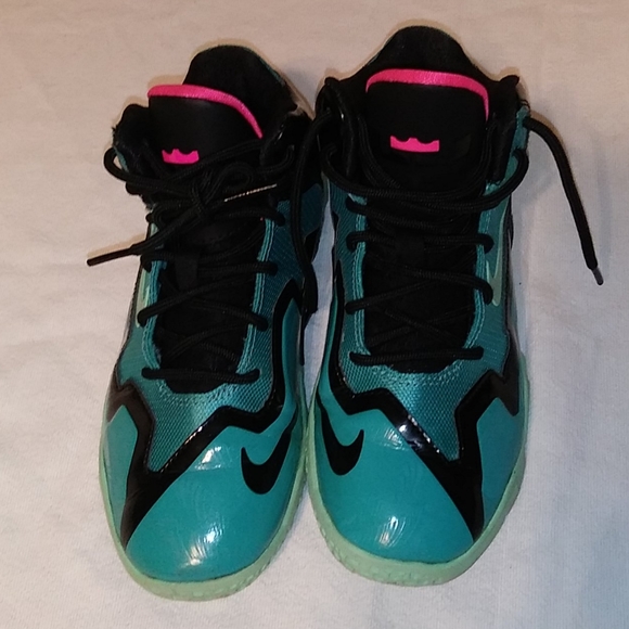 *Nike**Lebrons 11s**South Beach*Grade School - Picture 2 of 9